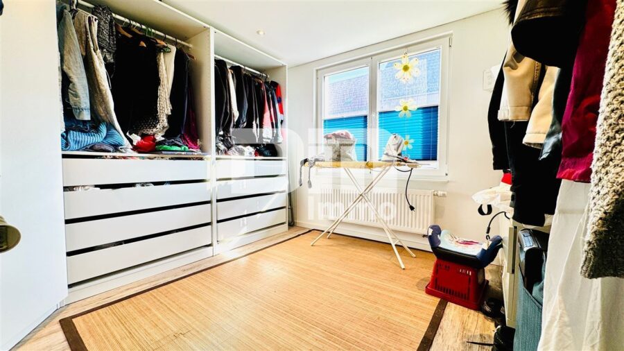 Vollständig kernsaniertes / neu erstelltes EFH in zentraler Lage mit 2 Garagen - OG Schlafzimmer mit Ankleide / Büro